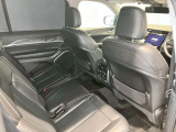 【リアシート】屋根までの高さがある車のため、大人の方でも圧迫感が少なく乗車出来ます。足元は広く取られているため、ゆったりとお乗り頂けます。