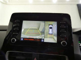 パノラミックビューモニター付きです。車両を上から見たような映像を画面に表示。運転席からの目視だけでは見にくい、車両周辺の状況をリアルタイムでしっかり確認できます。