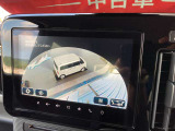 【全方位カメラ】クルマを真上から見たような映像を映し出すので、見えにくい場所を画面で確認でき、狭い駐車場でも安心♪