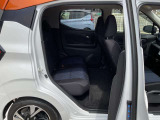 後部座席で足が組めるくらい広いです。