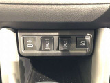 【シートヒーター】装備。運転席・助手席の座面と背もたれをすばやく温めるシートヒーターを搭載。身体を直接温めることができます。