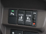 ◆両側電動スライドドア◆狭い駐車場でも乗り降りが楽々♪お子様が隣の車にドアを当ててしまう心配もございません!小さなお子様連れの方もこれで安心。