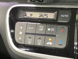 【オートエアコン】一度お好みの温度に設定すれば、車内の温度を検知し風量や温度を自動で調整。暑い&hellip;寒い&hellip;と何度もスイッチ操作をする必要はありません。快適な車内空間には必須の機能ですね♪