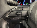 ステアリングスイッチ付きで、運転中に視線を前に向けたまま操作できます。