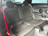 ●後席:大人が乗車しても窮屈さを感じないほど、足元も広々しております。