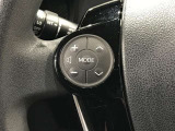 ステアリングスイッチ付きで、運転中に視線を前に向けたまま操作できます。