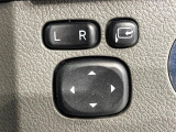 【電動格納ミラー】サイドミラーは電動格納式となっており、狭い駐車場でもキズがつくリスクを抑えられます。