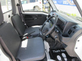 シンプルで機能的な運転席まわり。車お操作することを重視したインテリア。