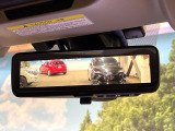 【スマートリヤビューミラー】後席の大きな荷物や同乗者で後方が確認しづらい時でも安心!カメラが撮影した車両後方の映像をルームミラー内に表示。クリアな視界で状況の確認が可能です!