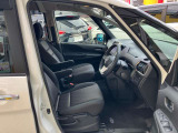 フロントシートは高い視点で見通しよく運転し易いです!運転席は高さ調整も可能です。アームレストも有り、ゆったり快適シートです!