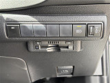 【ETC】有料道路を利用する際に料金所で停止することなく通過できる、ETC車載器(ノンストップ自動料金収受システム機器)が装備されています。セットアップを行うことで利用可能になります。