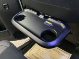 【シートバックテーブル】出発前の準備や、停車中のちょっとした作業に便利なスペース。使わない時は折りたたんでおけるので、後部座席の広さを邪魔しません。必要な時だけサッと広げて使えるので便利です。