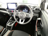 【運転席まわり】・・・ハンドルやシートなども隅々までクリーニング済み。キレイな車内でドライブがより一層快適にお楽しみいただけると思います。