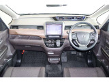 操作性に優れた運転席となります!小物入れや各ボタンの配置にこだわり、使いやすいです!座り心地もよく視認性も良好なのでロングドライブもお任せ下さい!