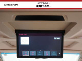 【後席モニター】 折りたたんで収納できるので使用しないときには邪魔になりません。長時間のドライブには是非音楽や映画を楽しんでください。