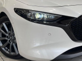 【LEDヘッドライト】悪天候や夜間走行時も良好な視界を確保し安心して運転できる高輝度LEDヘッドライトを装備!点灯速度が早く、消費電力も抑えられています。