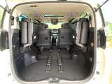 普段のお買い物や通勤、送迎等に十分な荷室スペースを確保しております。セカンドシートを倒すと、大きな荷物の積載も可能です♪