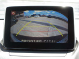 カラーで後方映像をモニターに映し出してくれるので、ショッピングモールのような狭い駐車場であったとしても障害物を見つけ、楽々駐車することができますね。