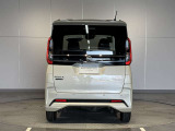 前・後方に車両や壁などの障害物がある場合、クルマが誤操作を察知して、衝突を未然に防ぎます。