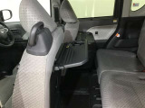 リヤ席で使えるシートバックテーブルを装備しています