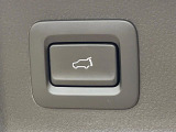 【パワーバックドア】スマートキーや運転席のボタンを押すだけでリアゲートが自動で開閉します!荷物を持っている時や、高い位置にあるバックドアを閉める際に便利な機能です♪