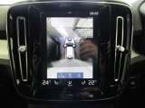 360&deg;カメラ付きで車庫入れや縦列駐車の際、周囲の状況を一目で確認できます。