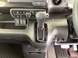 足元スッキリ、インパネシフトです。パーキングブレーキはフットブレーキタイプなので、運転席と助手席の間がスッキリしています。