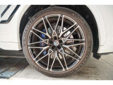 BMW承認の純正タイヤを装備しております☆お問合せ(無料ダイヤル)0078-6002-613077迄お待ちしております。大阪府吹田市芳野町5-55 毎水曜、第二・第三火曜日定休 営業時間10:00〜18:00