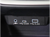 AUX端子、USBtypeA、USBtypeC端子が付いています。