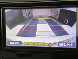 こちらのバックカメラは画面にラインが表示されておりますので、バック時のクルマの進行方向の目安になります。より高いレベルで車庫入れをサポートする、便利な機能ですね。