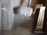 【ペダル】BMWはオルガン式アクセルペダルを採用しています。踏み込む足とペダルが同じ軌跡を描くため、かかとがずれにくく、アクセルコントロールがよりしやすくなるメリットがあります。