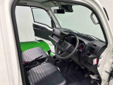 見易い計器類と運転し易いドライビングポジションは、死角も少なく前方&左右の見切りが良く運転し易いクルマです。更にはシート背面に確保されたスペースでリクライニングシートを実現