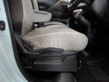 運転席にはドライバーの体型や好みに応じて前後方向だけでなく、高さの調整ができるシートリフターを装備!