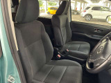 運転席の画像です。足元やシートまわりに余裕があり、リラックスした姿勢で運転が可能です。視界も良好で操作系へのアクセスもしやすく、快適で安心感のあるドライブをサポートします。