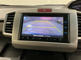 リバースギアに入れるだけで後方の表示へ切り替わります。夜間や雨の日の駐車も楽になりますよ。