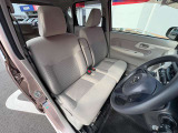大型のアームレストも付いた運転席です。シートの座り心地も良いですよ!