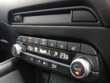 左右独立温度コントロール機能付きオートエアコン!運転席&助手席シートヒーター・ステアリングヒーターも装備!