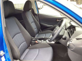 正しい姿勢で運転できるように体幹の腰部をしっかりささえるようデザインされているシートです。素材、シート形状を研究することでフィット感を高めつつ、優れた快適性を実現しています。