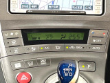【オートエアコン】一度お好みの温度に設定すれば、車内の温度を検知し風量や温度を自動で調整。暑い&hellip;寒い&hellip;と何度もスイッチ操作をする必要はありません。快適な車内空間には必須の機能ですね♪