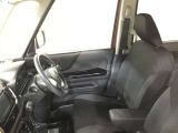 高いホールド性で運転姿勢が安定します。長距離ドライブでも疲れにくいのが魅力です。快適なドライビングライフをお送りください♪