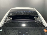パノラミックルーフは、太陽の光を大きく取り入れあたかもオープンカーに乗っているような雰囲気をか持ち出します。非常に気持ちよく過ごせるオプションとなっております。