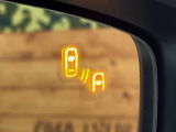 【ブラインドスポットモニタリング】走行中、ドアミラーの死角になりやすい箇所に後続車が接近するとサイドミラー付近に警告を表示、ドライバーに注意喚起をしてくれます。