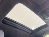 【ガラスルーフ】ガラスルーフ搭載で車内の解放感が一気にアップ!開放的なドライブをお楽しみいただけます。