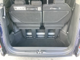 荷室は3列目シートを立てたままでも十分な容量があります。