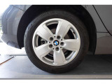 【BMWアロイホイール】軽量かつ強度に拘ったアロイホイール。走行性能ポテンシャルを引き出す設計。タイヤのサイドウォールが強化されたランフラットタイヤは、パンク時にタイヤがつぶれてもリムから外れません。