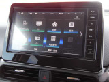 ナビゲーション+AV 2画面表示(デュアルウィンドウ)、地デジTV、FM/AM、microSDカード(音楽/動画ファイル再生)、Bluetooth Audio、ハンズフリーフォン、スマホ連携、音声認識対応の純正9インチ大型ナビです。