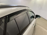 サイドバイザーは、雨天時でも窓を少し開けて換気が出来ます。車内の空気を入れ替えて心地よいドライブを!