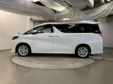 助手席側は電動スライドドアになってます。運転席やキーのリモコンで開閉できるので手が塞がっていても楽に積み降ろし出来ますよ。