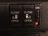 【両側パワースライドドア】両側がパワースライドドアになっており、運転席のスイッチやスマートキーでも開閉が可能です!開口部も広いので乗り降りも楽々♪