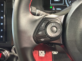 ステアリングにオーディオ操作スイッチが付いています。オーディオ画面に直接タッチしなくても操作が出来ますので、運転に集中できます。